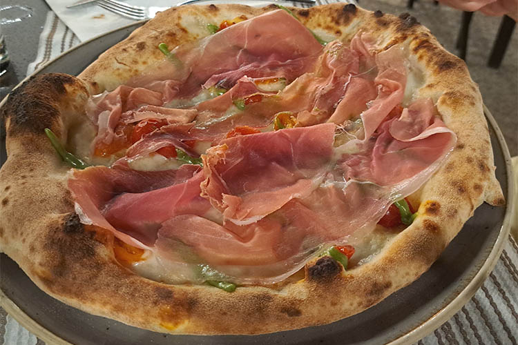 08_Pizza crudo e basilico copia.jpg