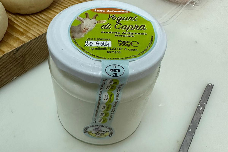 yogurt-capra.jpg